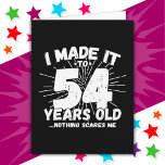 Tarjeta Meme sarcástico de 54 años Funny cumpleaños 54<br><div class="desc">Este divertido diseño de cumpleaños número 54 hace un gran chiste de humor sarcástico o un regalo de novedad para un tema de cumpleaños de 54 años o una fiesta sorpresa de cumpleaños número 54. Funcionalidades como "Lo hice a los 54 años... nada me asusta", meme gracioso de 54 años...</div>