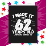 Tarjeta Meme sarcástico de 62 años Funny cumpleaños número<br><div class="desc">Este divertido diseño de cumpleaños número 62 hace un gran chiste de humor sarcástico o regalo de novedad para un tema de cumpleaños de 62 años o una fiesta sorpresa de cumpleaños número 62. Funcionalidades como "Lo hice a los 62 años... nada me asusta", meme de cumpleaños número 62 que...</div>