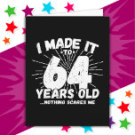 Tarjeta Meme sarcástico de 64 años Funny cumpleaños número<br><div class="desc">Este divertido diseño de cumpleaños número 64 hace un gran chiste de humor sarcástico o un regalo de novedad para un tema de cumpleaños de 64 años o una fiesta sorpresa de cumpleaños número 64. Funcionalidades como "Lo hice a los 64 años... nada me asusta", meme de cumpleaños número 64...</div>
