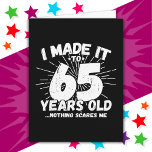 Tarjeta Meme sarcástico de 65 años Funny cumpleaños número<br><div class="desc">Este divertido diseño de cumpleaños número 65 hace un gran chiste de humor sarcástico o regalo de novedad para un tema de cumpleaños de 65 años o una fiesta sorpresa de cumpleaños número 65. Funcionalidades como "Lo hice a los 65 años... nada me asusta", meme gracioso de 65 años que...</div>