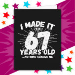 Tarjeta Meme sarcástico de 67 años Funny cumpleaños número<br><div class="desc">Este divertido diseño de cumpleaños número 67 hace un gran chiste de humor sarcástico o regalo de novedad para un tema de cumpleaños de 67 años o una fiesta sorpresa de cumpleaños número 67. Funcionalidades como "Lo hice a los 67 años... nada me asusta", meme gracioso de 67 años que...</div>