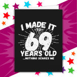 Tarjeta Meme sarcástico de 69 años Funny cumpleaños número<br><div class="desc">Este divertido diseño de cumpleaños número 69 hace un gran chiste de humor sarcástico o un regalo de novedad para un tema de cumpleaños de 69 años o una fiesta sorpresa de cumpleaños número 69. Funcionalidades como "Lo hice a los 69 años... nada me asusta", meme gracioso de 69 años...</div>