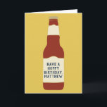 Tarjeta Mensaje personalizado Amantes de la cerveza<br><div class="desc">Esta tarjeta de felicitación está lista para ser personalizada con tu propio mensaje en el frente y en el interior para que puedas crear la tarjeta personalizada perfecta para cumpleaños o cualquier ocasión. Cuenta con una ilustración de una botella de cerveza de vidrio marrón en la parte frontal sobre un...</div>