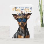 Tarjeta Min Pin Funny Dog King por día cumpleaños divertid<br><div class="desc">Envíe la tarjeta de cumpleaños perfecta al hombre de su vida cuyo mejor amigo es un perro Min Pin y seguro que se reirá.</div>