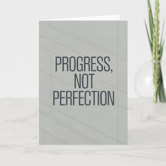 Tarjeta minimalista gris "Progreso, no perfección"