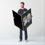 Tarjeta Mira quién es 50 Black Gold 50 Birthday Giant Foto<br><div class="desc">¡Mira quién tiene 50 años! Ve grande con tus deseos de feliz cumpleaños con una tarjeta de dos fotos extra grande de 50 años. Las fotos y la redacción de esta plantilla son fáciles de personalizar y todos los colores y tipos de letra son fáciles de cambiar con la herramienta...</div>