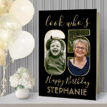 Tarjeta Mira quién es 65 Black Gold 65th Birthday Giant Fo<br><div class="desc">¡Mira quién tiene 65 años! Ve grande con tus deseos de feliz cumpleaños con una tarjeta de dos fotos extra grande de cumpleaños número 65. Las fotos y la redacción de esta plantilla son fáciles de personalizar y todos los colores y tipos de letra son fáciles de cambiar con la...</div>