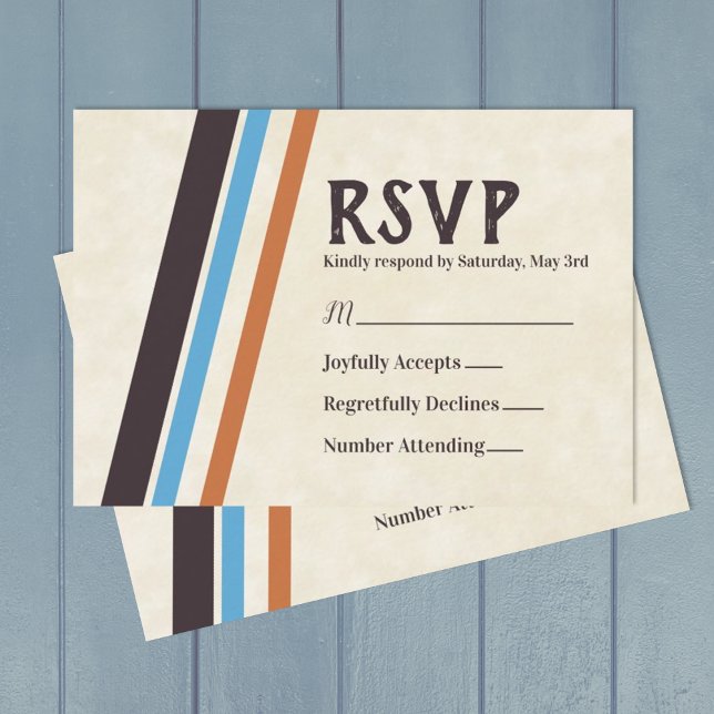 Tarjeta Mitzvah RSVP para tiras diagonales marrone (Retro stylish bar mitzvah rsvp cards with caramel brown, blue, and eggplant purple stripes)