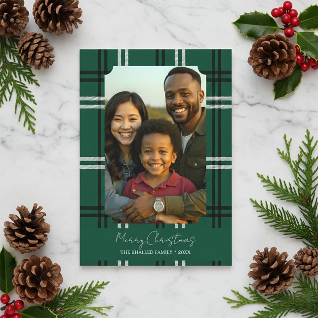 Tarjeta Modern Green Plaid Family Photo Holiday Greeting (Subido por el creador)