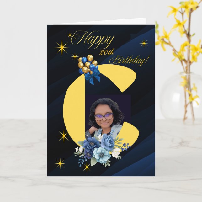 Tarjeta Modern Navy & Gold Initial "C" Photo 20th Birthday (flor amarilla)