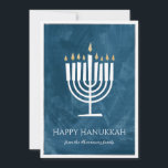 Tarjeta moderna de Menorah Jánuca con el soporte<br><div class="desc">¡Esta tarjeta feliz de Jánuca ofrece moderno y el ilustracion del menorah de la diversión se destaca contra un fondo texturizado en el azul que usted puede cambiarlo a CUALQUIER COLOR usando el "personalizar" botón! El soporte es personalizable total con una foto de su opción y de un texto de...</div>