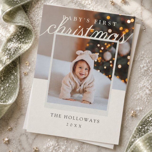 Tarjeta moderna de Navidad con foto para el primer (Baby's First Christmas Modern Photo Holiday Card)