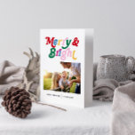 Tarjeta Moderna foto brillante en color y mora brillante<br><div class="desc">¡Entra en el espíritu de los Navidades con nuestra moderna tarjeta de fotos retro con colores vivos y merry! Esta tarjeta presenta un divertido patrón de alegre y brillante escrito en una colorida tipografía retro, lo que lo hace perfecto para todos los amantes de los Navidades en tu vida. Personalizar...</div>