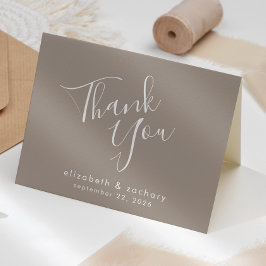 Tarjeta Moderno agradecimiento de boda en taupe con letra