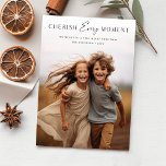 Tarjeta Moderno Coraje Cada Momento Niños Navidades Famili<br><div class="desc">Presentamos nuestra "Tarjeta de Navidades Familiares Modern Cherish Every Moment para Niños" - una manera encantadora de acoger la temporada navideña con sus seres queridos. Estas tarjetas de Navidades familiares están diseñadas para captar la esencia de la temporada, a la vez que destacan la importancia de los lazos familiares y...</div>