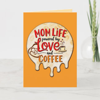 Tarjeta Mom Life Powered by Love and Coffee – Fun Design