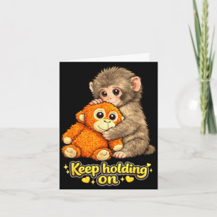 Tarjeta Mono golpeando con oso de peluche abrazando sigue