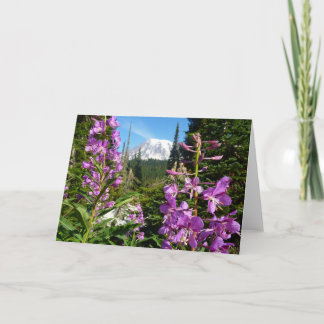 Tarjeta Monte Rainier entre flores de flox púrpura