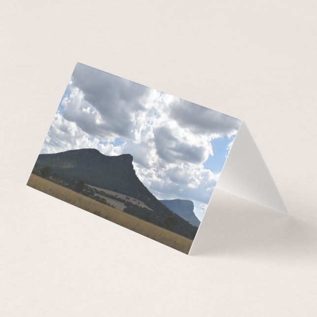 Tarjeta Montes de esturión y abrupto bajo nubes dramáticas (Anverso)