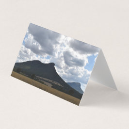 Tarjeta Montes de esturión y abrupto bajo nubes dramáticas