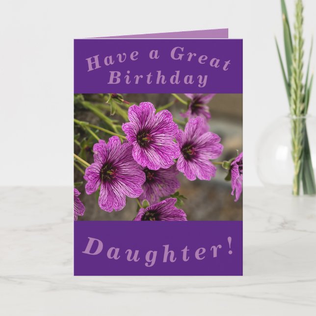 Tarjeta morada de cumpleaños floral para hija (Anverso)