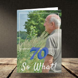 Tarjeta Motivational Add a Photo So What 70th Birthday (Ag<br><div class="desc">Motivacional y Inspiradora Añada una tarjeta de cumpleaños número 70 para un hombre que celebra su septuagésimo cumpleaños. La tarjeta tiene una foto - inserte la suya, y una cita graciosa y positiva 70 Entonces qué. Puede cambiar el número de edad de su necesidad. Genial para un hombre con sentido...</div>