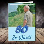 Tarjeta Motivational Add a Photo So What 80th Birthday (Añ<br><div class="desc">Motivacional y Inspirador Añadir una tarjeta de cumpleaños 80 con foto para un hombre que celebra su ochenta cumpleaños. La tarjeta tiene una foto - insertar la suya, y una cita graciosa y positiva 80 Entonces qué. Puede cambiar el número de edad de su necesidad. Genial para un hombre con...</div>