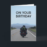 Tarjeta Motocicleta Biker Funny Road Birday<br><div class="desc">Funny tarjeta de cumpleaños de Motorcycle con una foto de una pareja de motociclistas en la calle abierta. Las palabras en el frente dicen,  "En tu cumpleaños" y el interior dice,  "¡Encuentra tu feliz lugar!"</div>