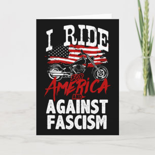 Tarjeta Motociclista anti Trump resiste contra la protesta
