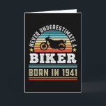 Tarjeta Motociclista nacido en 1941 80th Birthday Motorbik<br><div class="desc">Nunca subestimes a un motociclista nacido en 1941. Ideal regalo de cumpleaños número 80 para un amante de las motos y las motos de 80 años que ama las bicicletas y el ciclismo. Presencia retro para hombres,  mujeres,  papá en el Día del Padre.</div>