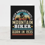 Tarjeta Mountain Biker nacido 1935 90th Birthday Gift MTB<br><div class="desc">Nunca subestimes a un motociclista de montaña nacido en 1935. Un regalo ideal para los 90 años para un ciclismo de montaña de 90 años y un entusiasta del mtb al que le encanta el ciclismo. Presencia retro para hombres,  mujeres,  papá en el Día del Padre.</div>