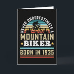 Tarjeta Mountain Biker nacido 1935 90th Birthday Gift MTB<br><div class="desc">Nunca subestimes a un motociclista de montaña nacido en 1935. Un regalo ideal para los 90 años para un ciclismo de montaña de 90 años y un entusiasta del mtb al que le encanta el ciclismo. Presencia retro para hombres,  mujeres,  papá en el Día del Padre.</div>