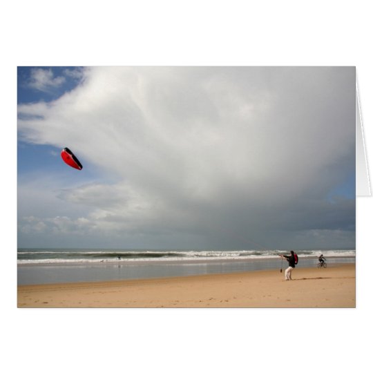 Tarjeta Muchacho en la playa kitesurfing
