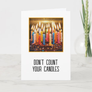 Tarjeta Muchas velas de cumpleaños en pastel de chocolate