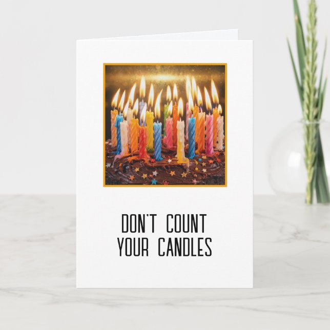 Tarjeta Muchas velas de cumpleaños en pastel de chocolate (Anverso)