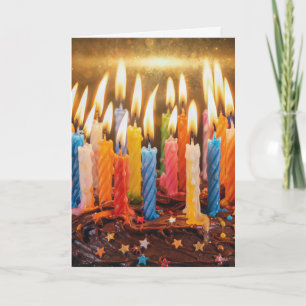Tarjeta Muchas velas de cumpleaños en un pastel de chocola