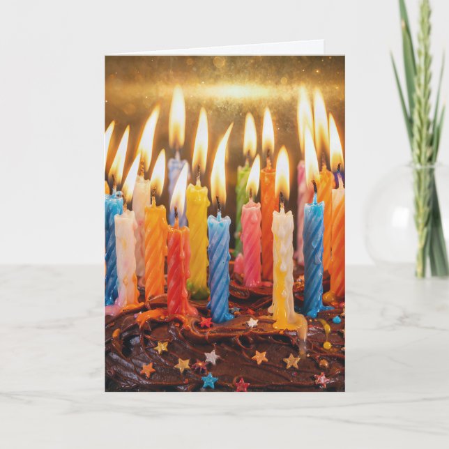 Tarjeta Muchas velas de cumpleaños en un pastel de chocola (Anverso)