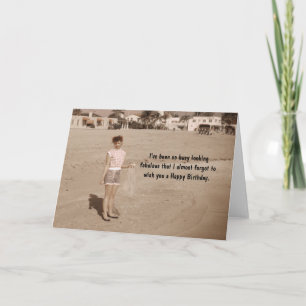 Tarjeta Mujer bonito en humor de cumpleaños en la playa