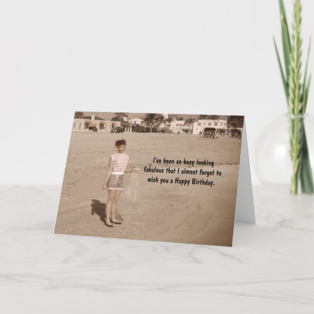 Tarjeta Mujer bonito en humor de cumpleaños en la playa (Anverso)
