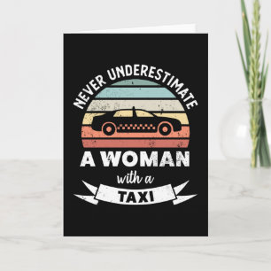 Tarjeta Mujer con un regalo de coches divertidos de taxi p