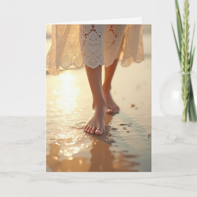 Tarjeta Mujer de cumpleaños caminando por la playa (Anverso)