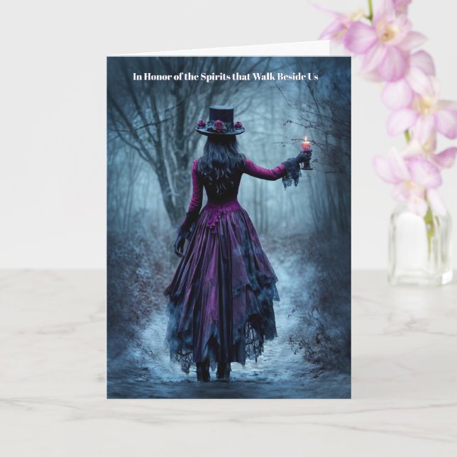 Tarjeta Mujer de Samhain con Vela en un Camino Brumoso (Orquídea)
