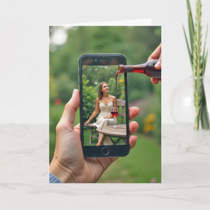 Tarjeta Mujer en su cumpleaños en el jardín con vino verti
