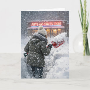 Tarjeta Mujer en su cumpleaños paleando nieve hacia una ti