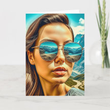 Mujer hermosa en la reflectosis de la montaña de g