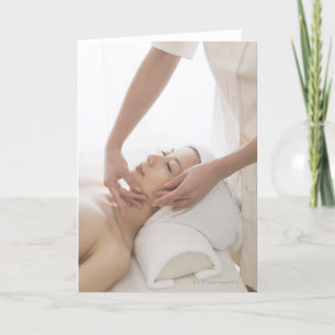 Tarjeta Mujer joven que tiene masaje facial