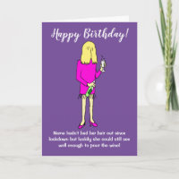 Mujer que bebe vino cumpleaños