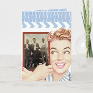 Tarjeta Mujer retro sosteniendo una foto