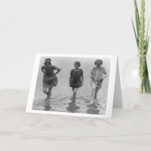 Tarjeta Mujeres caminando en la playa de Arlington Fotogra