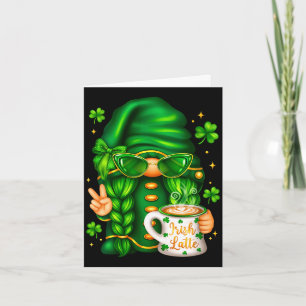 Tarjeta Mujeres gnomo del día de San Patricio bebiendo caf